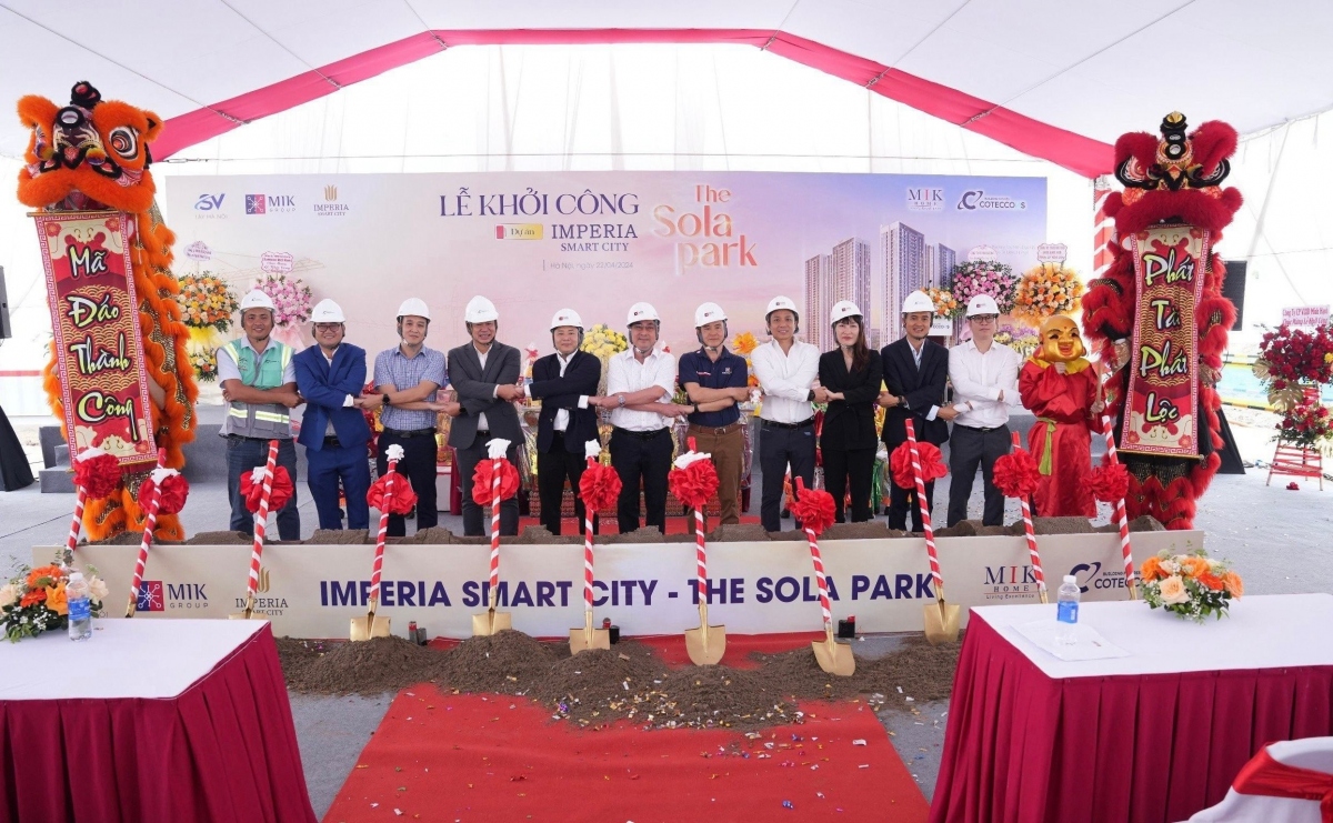 Đại diện Chủ đầu tư, Đơn vị phát triển dự án MIK Group và các đối tác tham gia nghi lễ khởi công phân khu The Sola Park, dự án Imperia Smart City giai đoạn 2