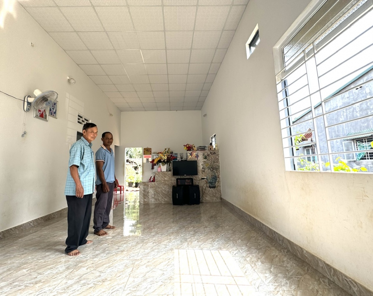 Anh Y Vinh H'đơk trong căn nhà mới xây.