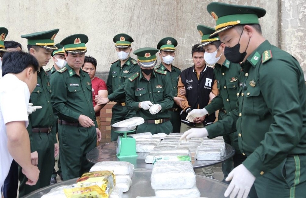 Lực lượng chức năng kiểm đếm tang vật của vụ án (ảnh: Toàn Mạnh).