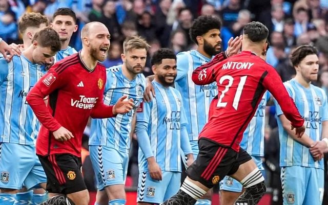 Phản ứng của Antony khi MU vào chung kết FA Cup. (Ảnh: Getty)