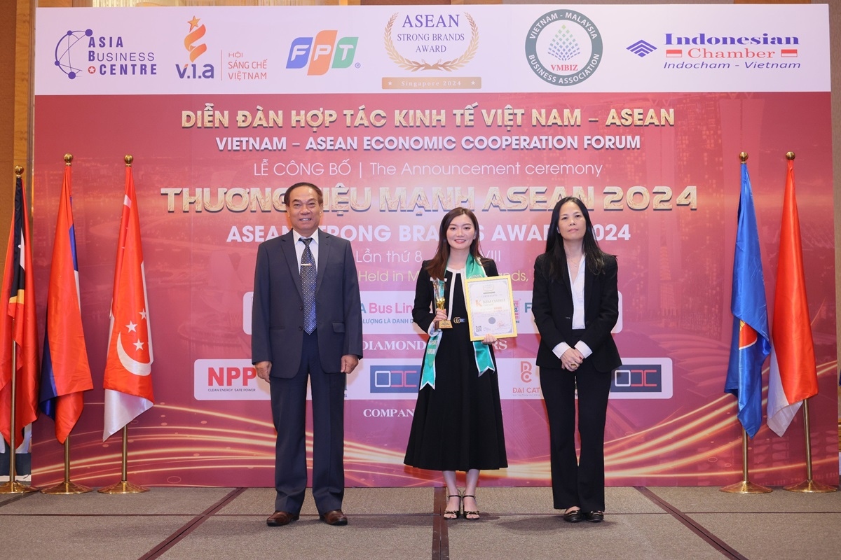 Bà Nguyễn Ngọc Ánh - Phó Chủ tịch HĐQT KOG, CEO Palace Long Hai Resort nhận Vinh danh Nhà Lãnh đạo tiêu biểu ASEAN 2024
