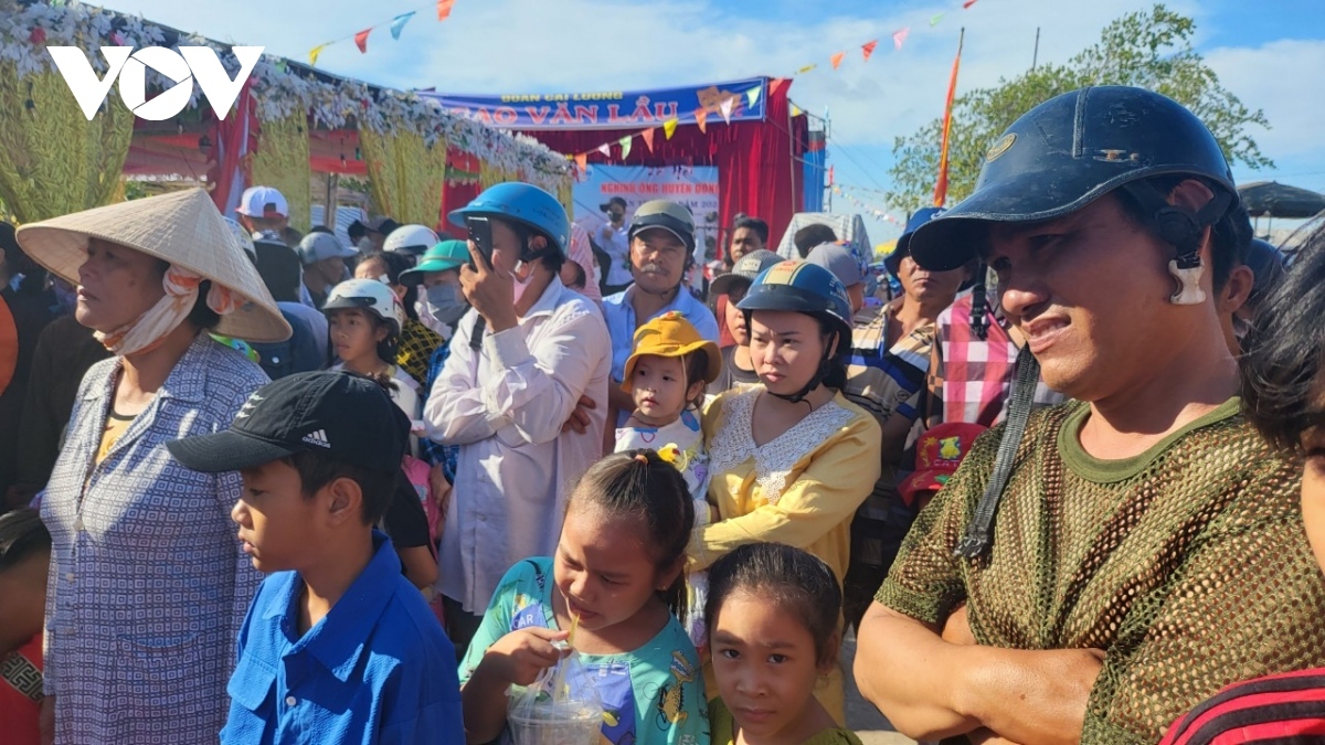The festival attracts many locals and tourists who pray for peace, favourable weather conditions, bumper crops, happiness, and prosperity.