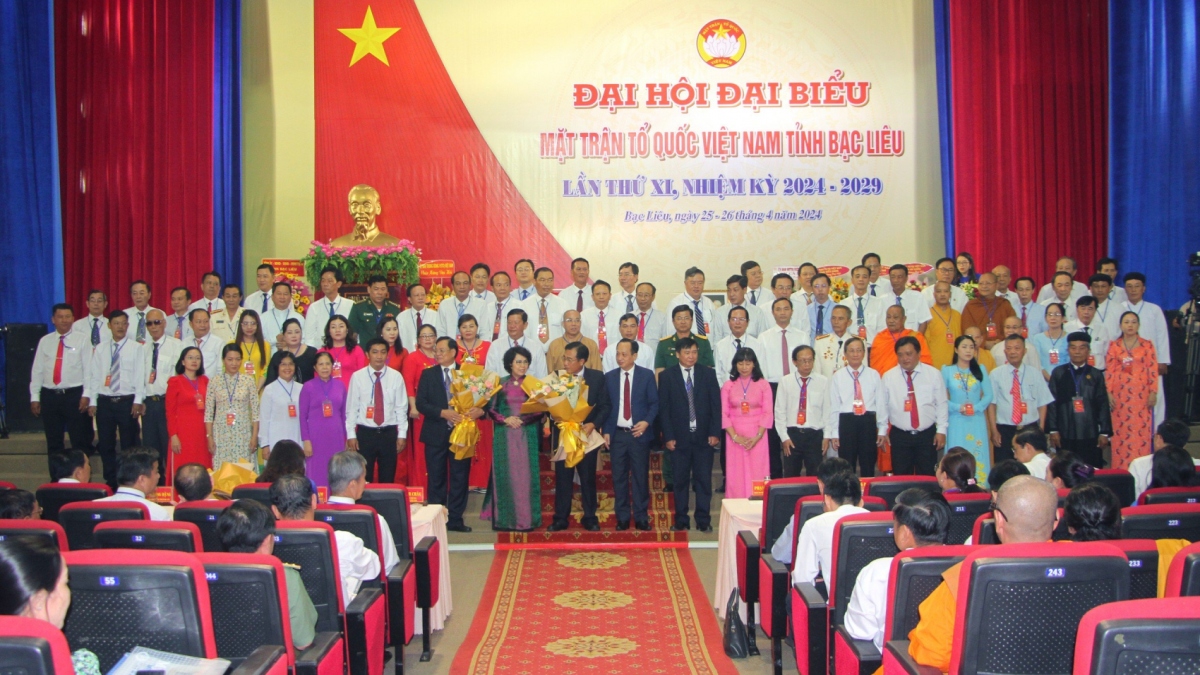 Ủy ban MTTQ Việt Nam tỉnh Bạc Liêu khóa XI ra mắt Đại hội và chụp ảnh lưu niệm với lãnh đạo Trung ương, tỉnh.