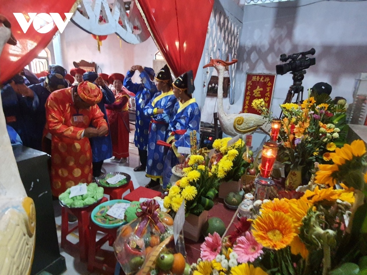 The festival features many activities such as parades on both land and sea in honour of the whale, a ritual to pray for good weather and bumper catches, along with cultural events, dragon dances, and folk games.
