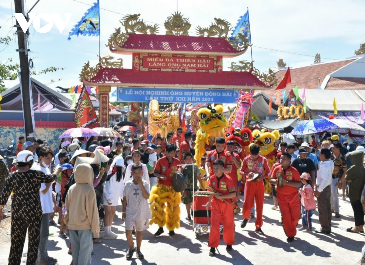 The festival begins with the Nghinh Ong ritual for fishermen to pay their respects and gratitude for past successes, as well as hoping for good fortune on future voyages.