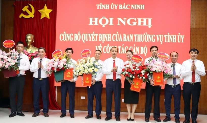 Lãnh đạo Tỉnh ủy Bắc Ninh trao các quyết định bổ nhiệm, phân công cán bộ lãnh đạo