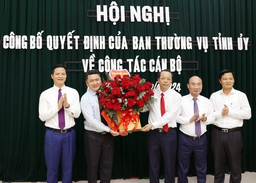 lãnh đạo tỉnh Bắc Ninh tặng hoa chúc mừng tân Bí thư Huyện ủy Lương Tài Đỗ Đình Hữu