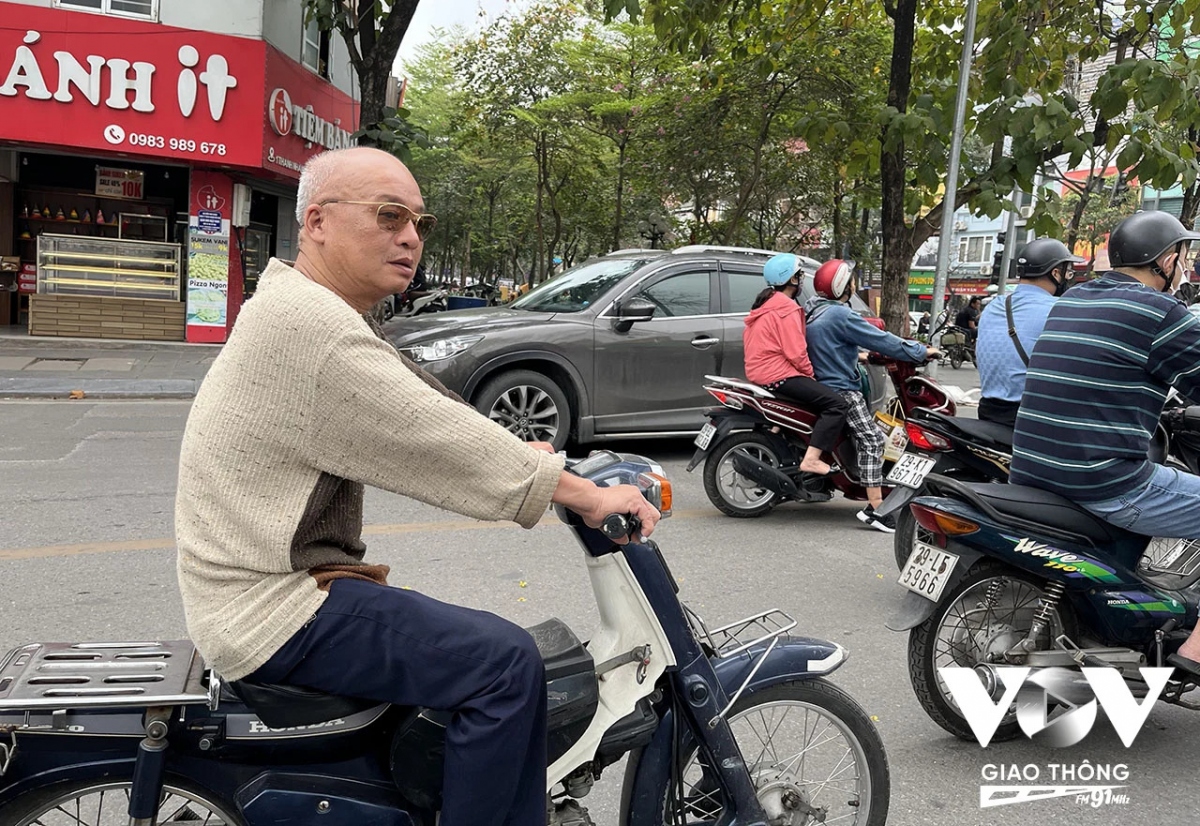 Nhiều người thoải mái tham gia giao thông với "cái đầu trần" và không cho rằng họ sẽ bị xử lý???...