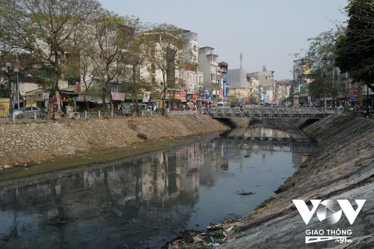 Mặt nước quanh năm lặng như tờ và đen sánh, bốc mùi hôi thối, rác thải nổi lềnh bềnh trên mặt nước