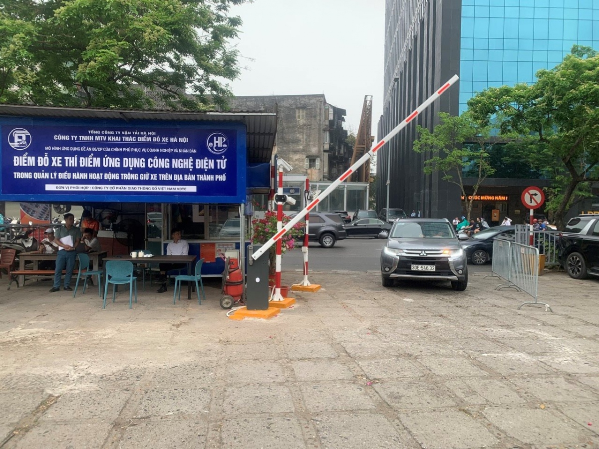 Bãi đỗ xe trên đường Trần Quang Khải trong ngày đầu thí điểm, các phương tiện ra, vào và thanh toán tự động. Ảnh: Tuấn Lương/Hà Nội Mới