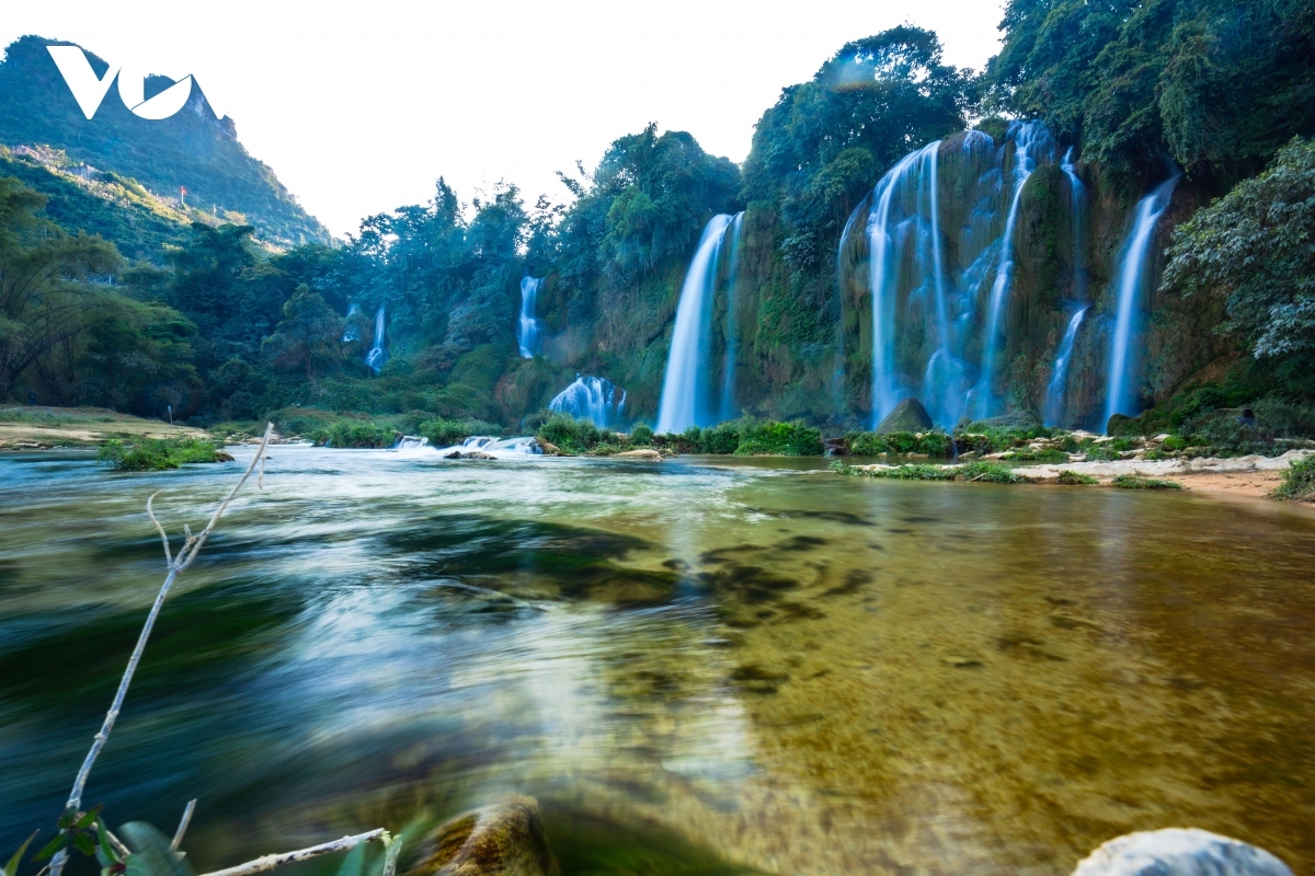 From the Vietnamese side, a tour package to discover Ban Gioc-Detian waterfalls costs VND790,000 per person.