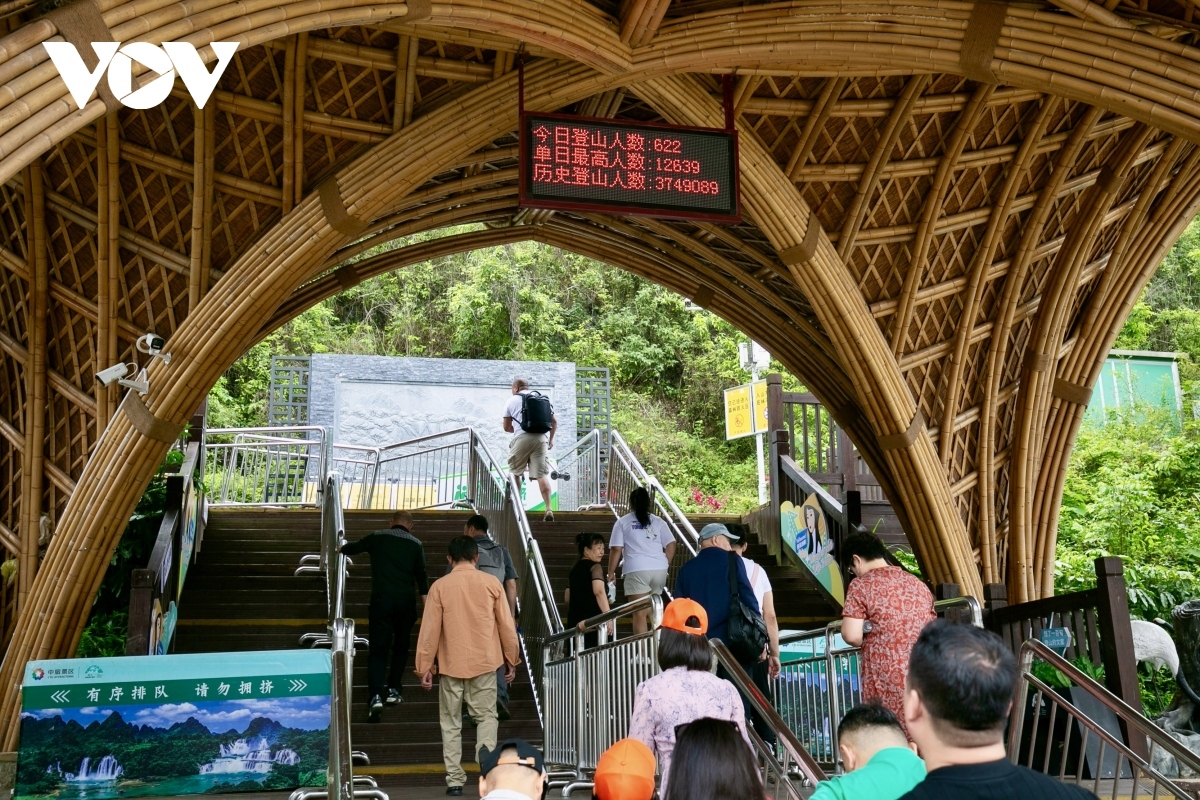 From April, tourists from Vietnam are allowed to visit the glass bridge area of ​​ Detian waterfall.