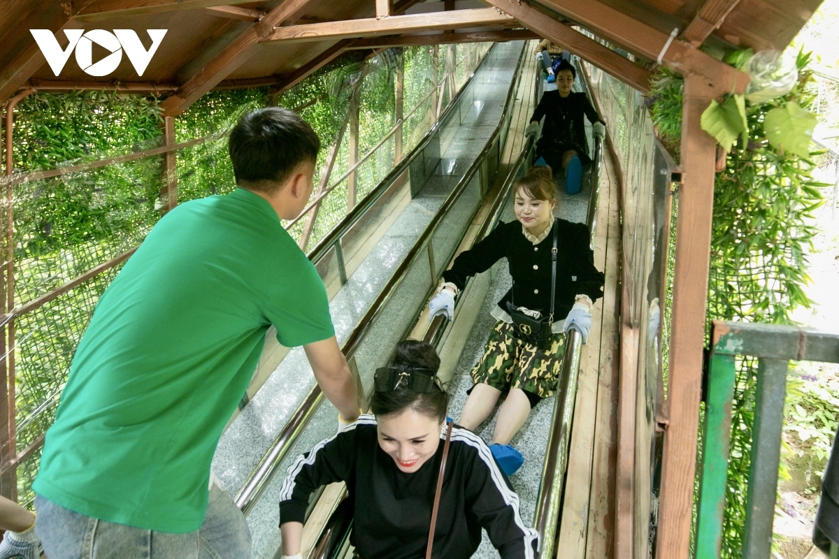 Each tourist spends a total of 15 minutes traveling on the 416-metre route to the glass bridge.