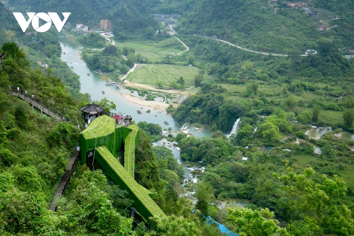 Located in Dam Thuy commune of Trung Khanh district in Cao Bang province, Ban Gioc waterfall consists of two parts, with the main part located in the middle of the Vietnam-China border and delimited by the Quay Son river flowing below.