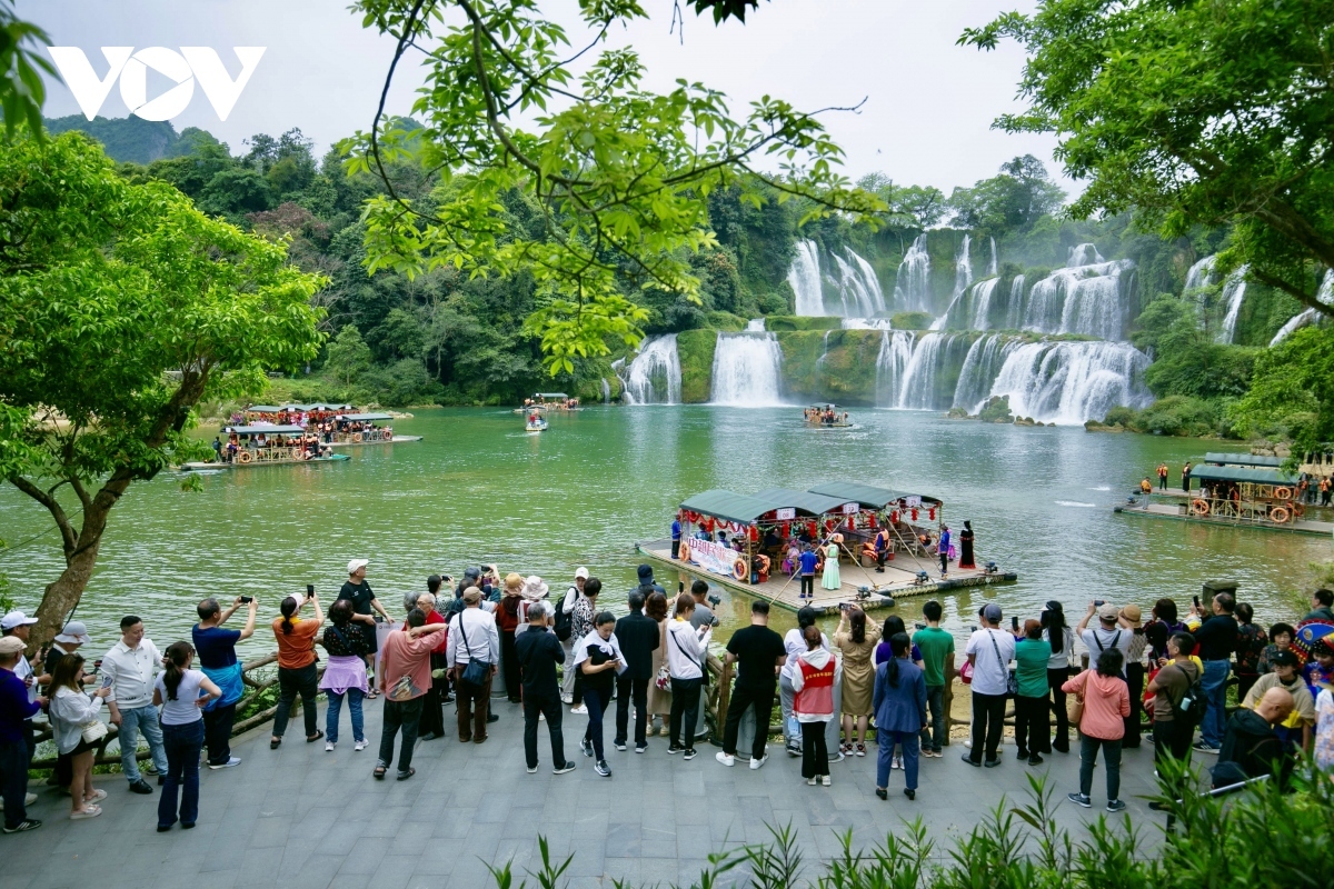 The main waterfall stretches for about 100 metres wide, 70 metres high and 60 metres deep. From a distance, it looks like a white silk strip across the mountains and forests, thereby creating a charming scene.