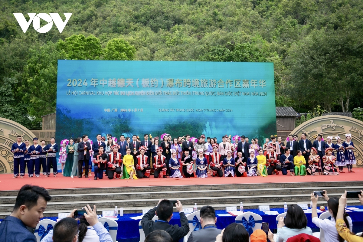 Many art programmes are held to help tourists explore the culture of local people in the border area.