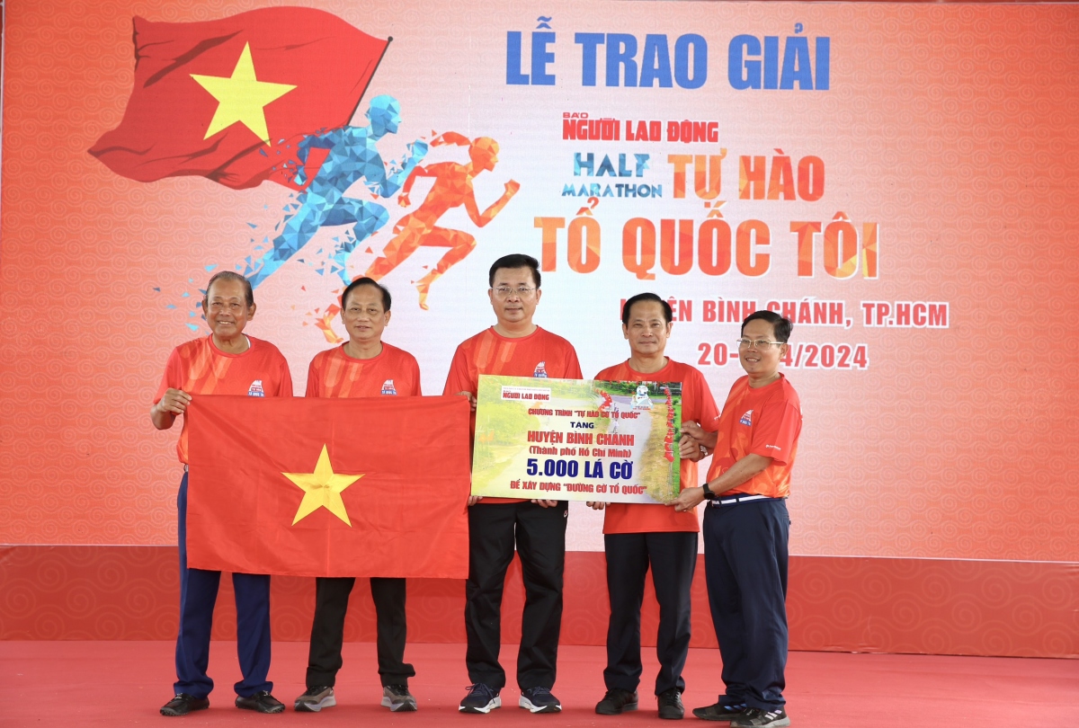 Báo Người Lao Động trao tặng huyện Bình Chánh 5.000 lá cờ.