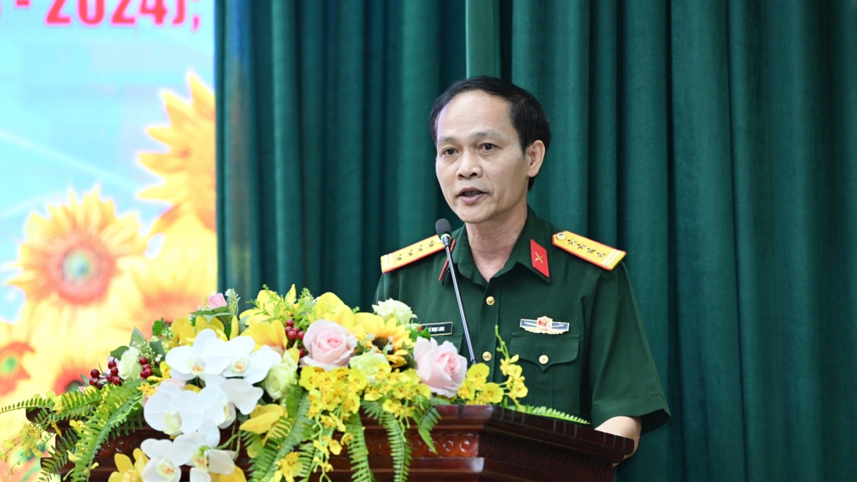 Ông Lê Ngọc Long – Phó Tổng Biên tập Báo Quân đội nhân dân thông tin tại cuộc họp báo