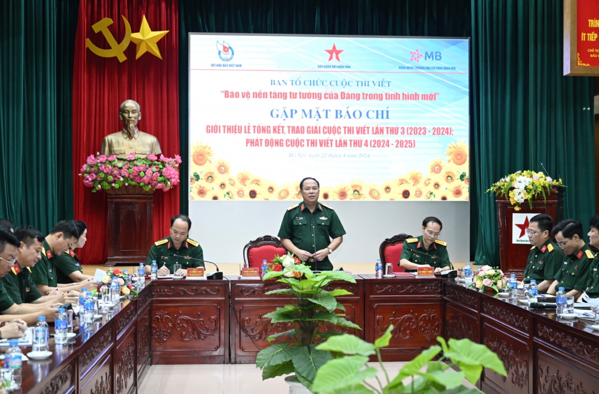 Ban tổ chức chia sẻ thông tin tại buổi họp báo sáng 22/4