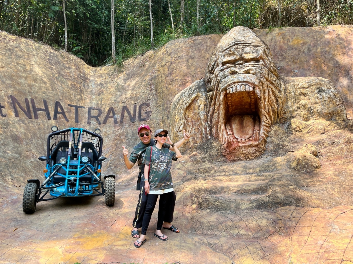 Vợ chồng Thu Trang và Tiến Luật chụp ảnh kỉ niệm tại Nha Trang