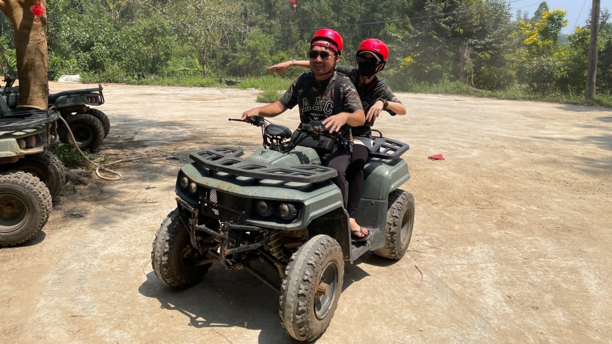Tiến Luật và Thu Trang cùng chạy xe địa hình ATV