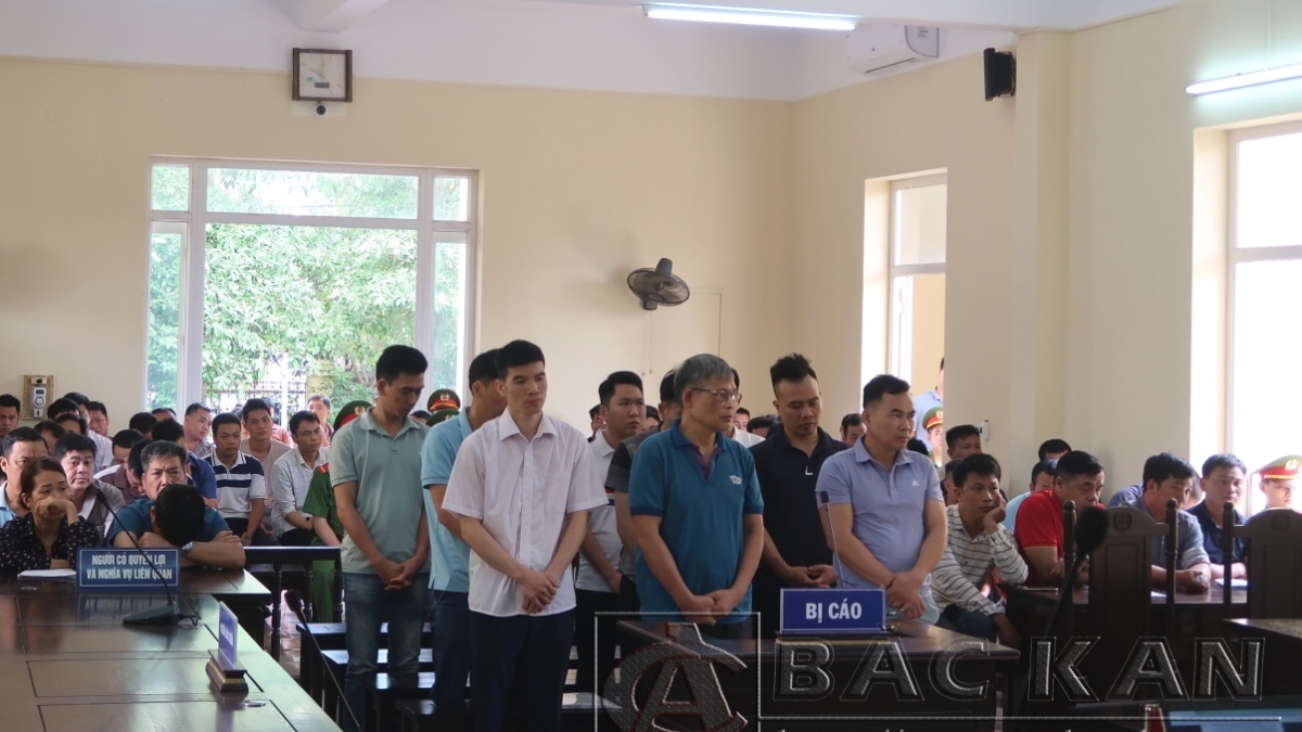 Các bị cáo tại phiên tòa xét xử sơ thẩm vụ án. Ảnh: Công an tỉnh Bắc Kạn