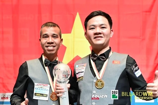 Tran Quyet Chien (left) and Bao Phuong Vinh wins the gold medal at the 36th World Championship Three-Cushion National Teams in Germany.