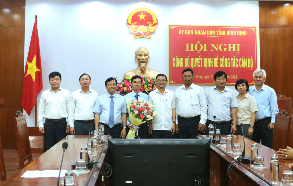 Lãnh đạo tỉnh Bình Định và Sở Nông nghiệp và Phát triển nông thôn tặng hoa chúc mừng ông Bùi Tấn Thành