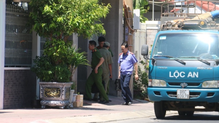Lực lượng chức năng có mặt trước nhà ông Lê Tiến Phương. (Ảnh: H.P)