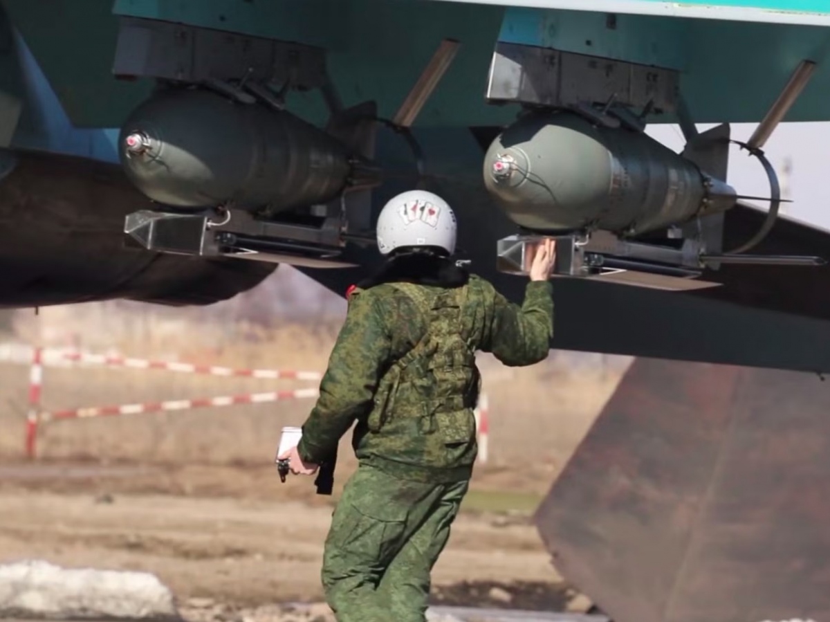 Phi công Nga kiểm tra bom FAB trên tiêm kích Su-34.