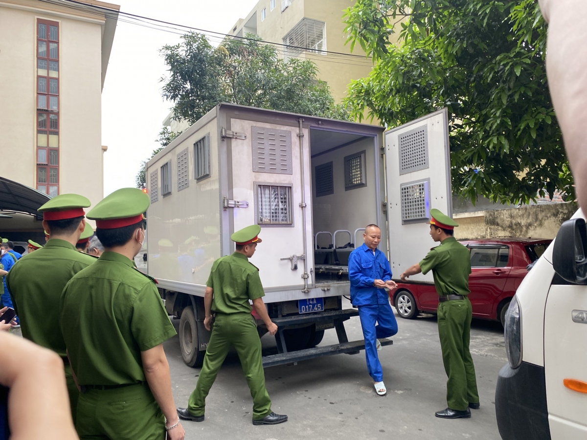 Các bị cáo bị dẫn giải tới phiên tòa