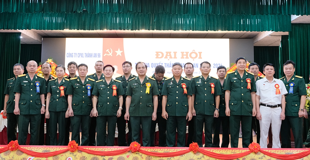 Đại biểu chụp ảnh lưu niệm