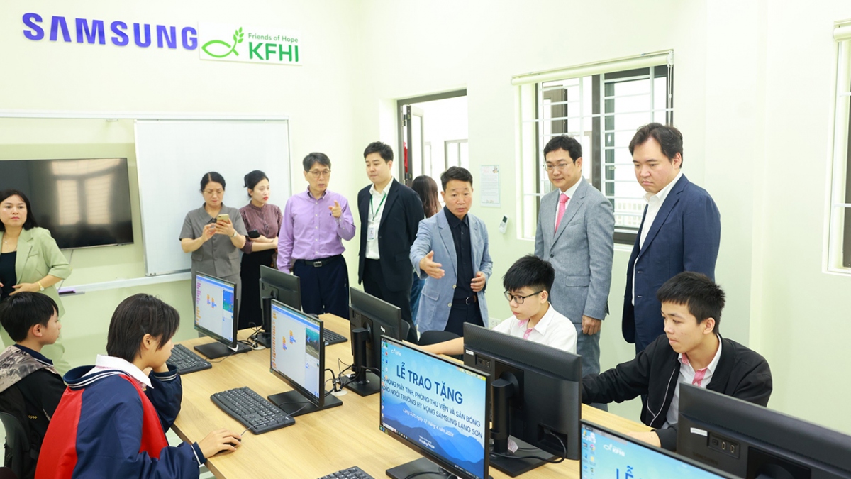 Các đại biểu tham quan phòng máy tính do Samsung trao tặng tại Ngôi trường Hy vọng Samsung Lạng Sơn