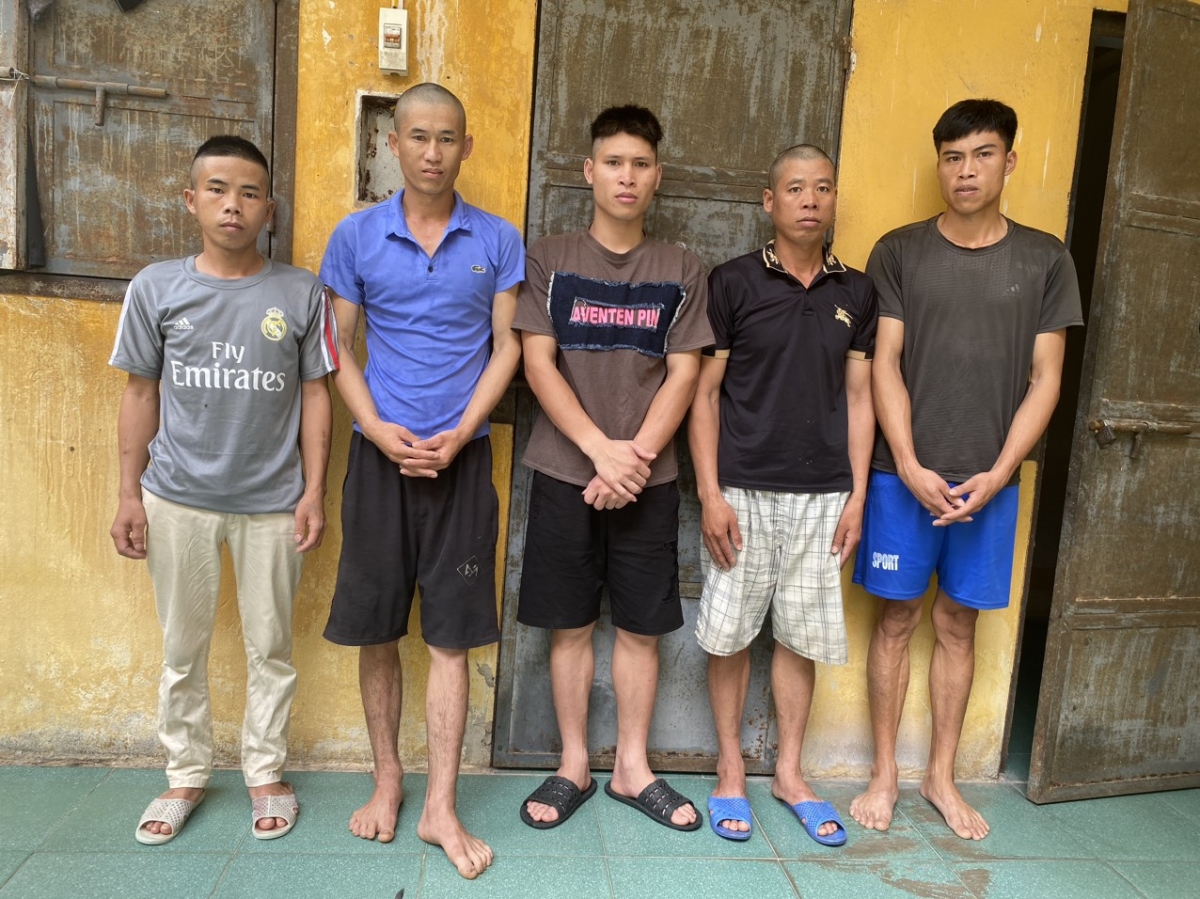 Các đối tượng bị cơ quan điều tra tạm giữ vì tàng trữ ma túy.