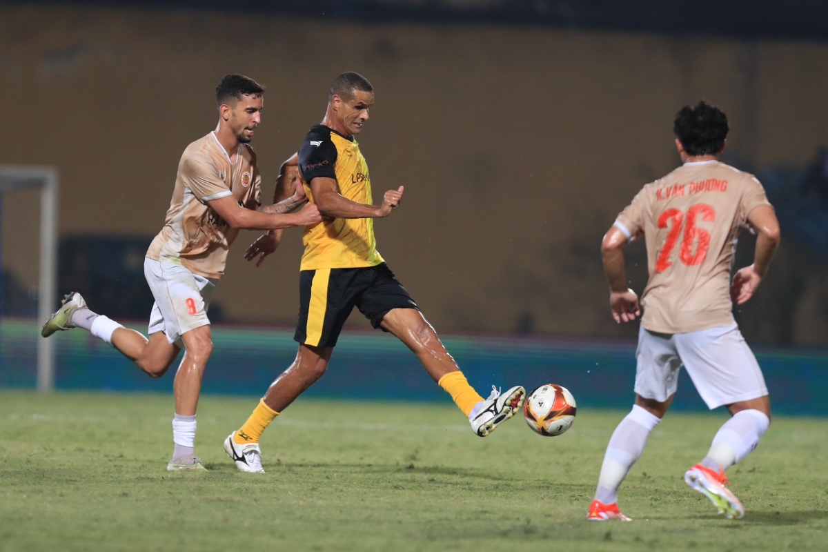 CAHN đá giao hữu với đội các Ngôi sao Brazil (Ảnh: Hoài Thương).