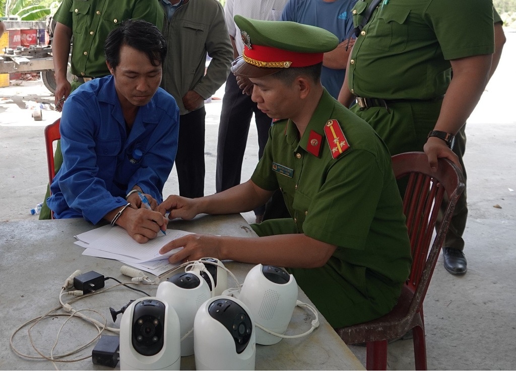 Ông Nguyễn Hữu Chính bị cơ quan công an bắt giữ. (Ảnh: CABT)