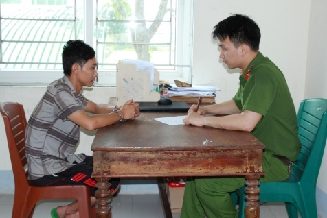Cán bộ Công an thị xã Hoàng Mai lấy lời khai đối tượng Huỳnh Thanh Sơn