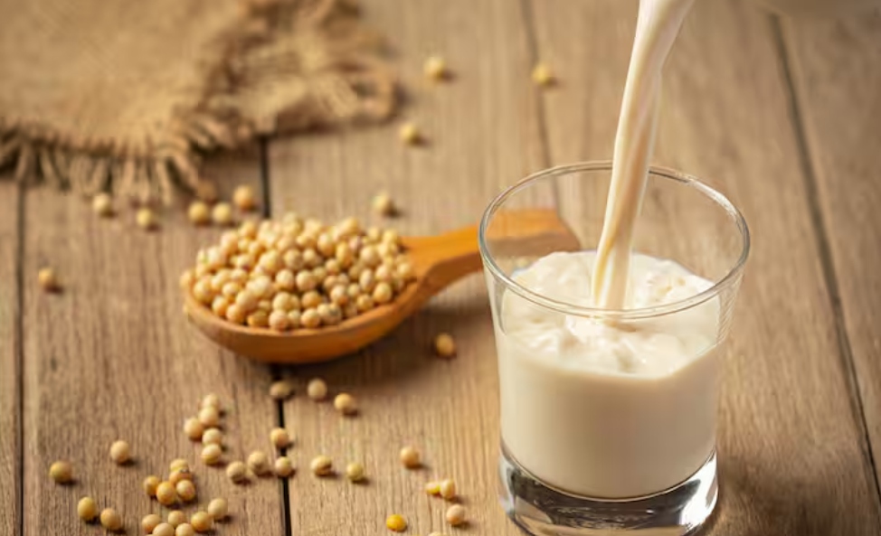 Sữa đậu nành: Đối với những người không dung nạp lactose, sữa đậu nành là một lựa chọn thay thế tuyệt vời. Sữa đậu nành không chỉ giàu canxi mà còn chứa vitamin D và protein. Trung bình, một cốc sữa đậu nành cung cấp khoảng 340 mg canxi, khiến nó trở thành nguồn bổ sung quý giá cho chế độ ăn giàu canxi.