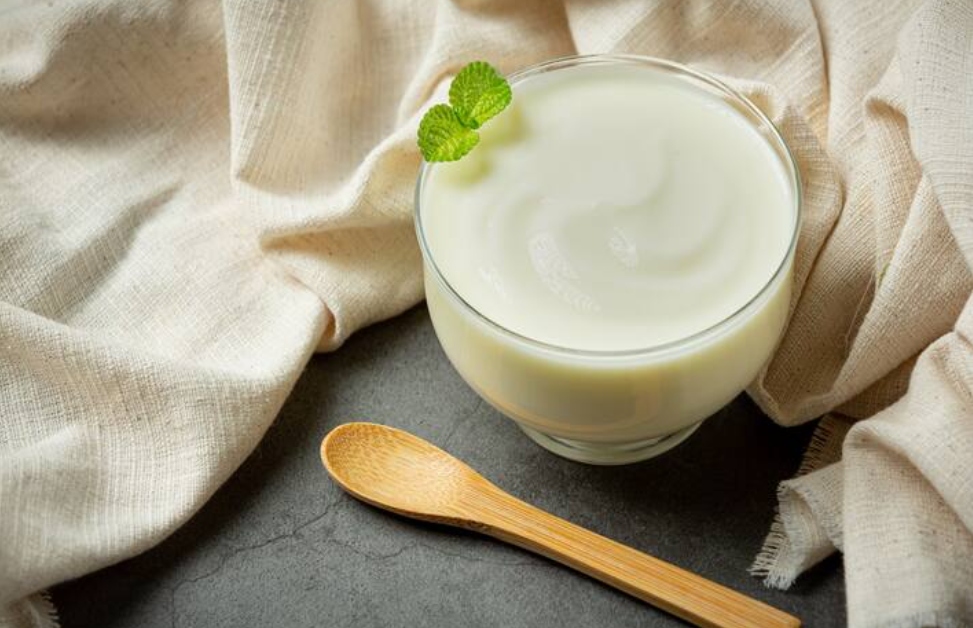 Sữa chua không chỉ giàu canxi mà còn cung cấp lợi khuẩn hỗ trợ sức khỏe đường ruột. Đặc biệt, sữa chua ít béo là nguồn cung cấp canxi dồi dào, với một cốc chứa khoảng 245 mg. Trong khi đó, sữa chua Hy Lạp tuy ít canxi nhưng lại cung cấp hàm lượng protein cao.