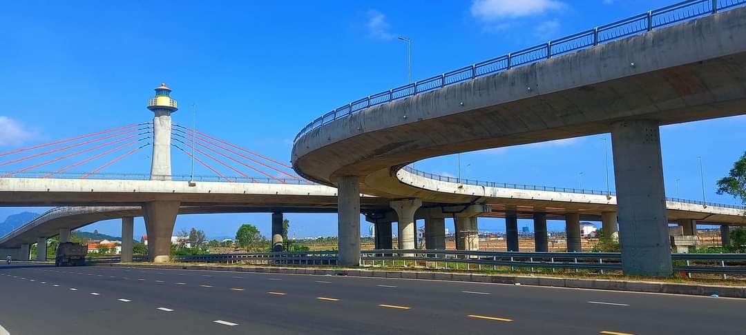 Cầu vượt Nam thành phố Tuy Hòa do Công ty Cổ phần Tập đoàn Thuận An trúng thầu thi công.