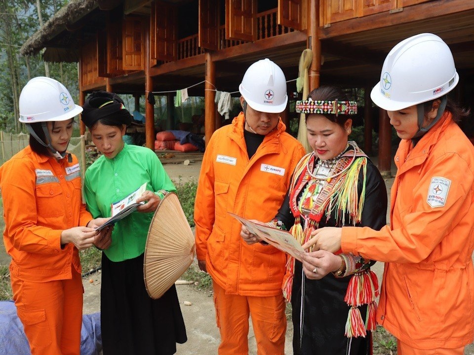 CBNV PC Yên Bái hướng dẫn khách hàng sử dụng điện an toàn tiết kiệm
