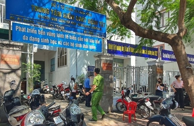 Bị cáo Huỳnh Văn Dõng và 2 nhân viên cấp dưới tại CDC Khánh Hòa