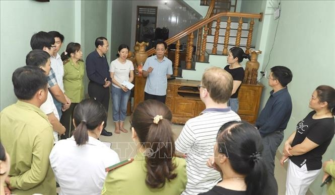 Phó Chủ tịch UBND tỉnh Hà Giang Trần Đức Quý (áo đen) thăm hỏi, động viên gia đình có người hy sinh và cán bộ bị thương. Ảnh: TTXVN
