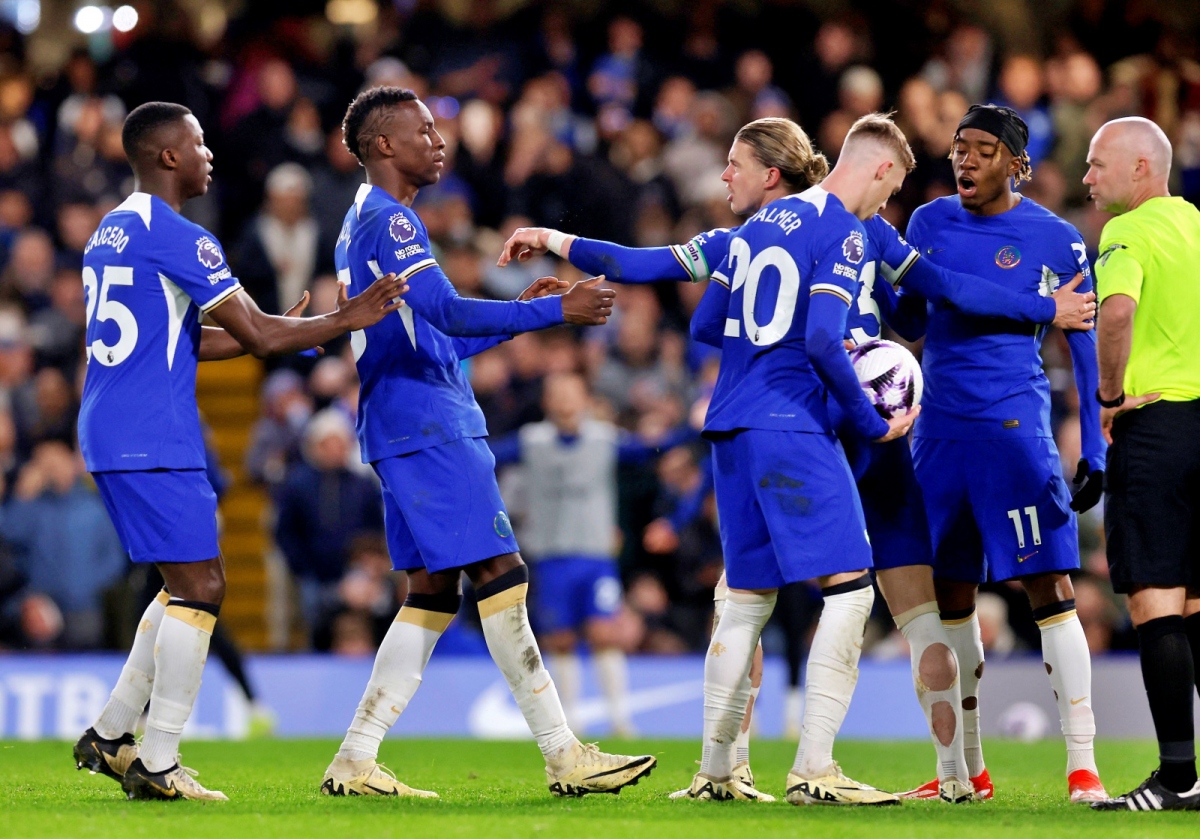 Dàn sao Chelsea xô xát khi tranh sút phạt đền ở phút 61 của trận đấu. (Ảnh: Reuters)