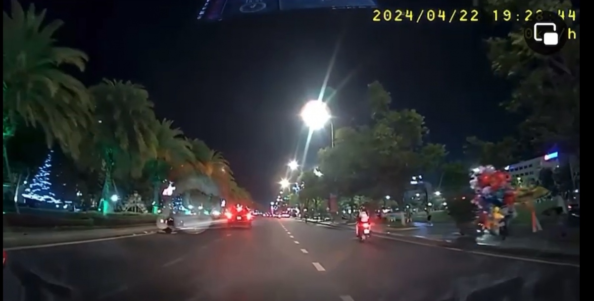 Chiếc xe ô tô màu đỏ va chạm giao thông nhưng rời khỏi hiện trường