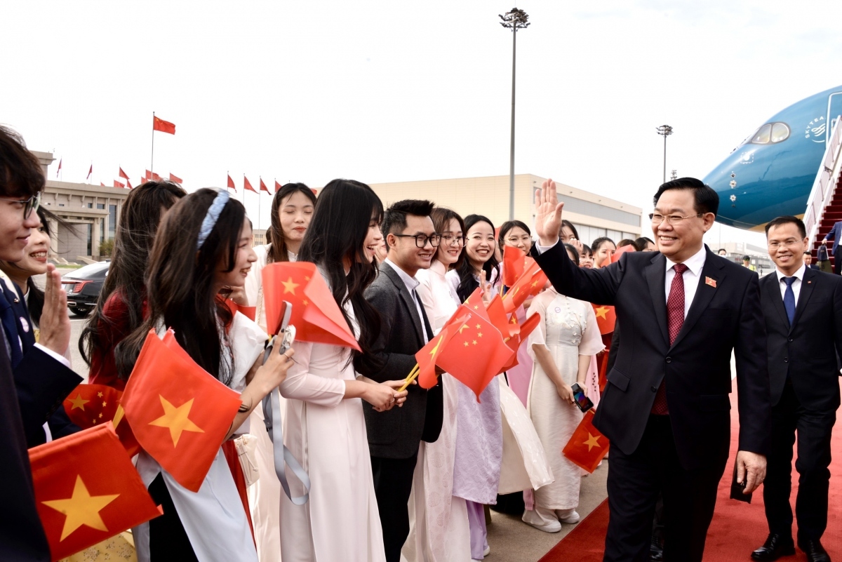 Ngày 7/4, Chủ tịch Quốc hội Vương Đình Huệ và Đoàn đại biểu cấp cao Việt Nam đã đến Thủ đô Bắc Kinh, bắt đầu chuyến thăm chính thức nước CHND Trung Hoa.