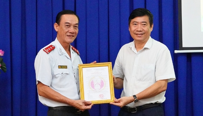 Chủ tịch UBND tỉnh Đồng Tháp Phạm Thiện Nghĩa trao quyết định bổ nhiệm Chánh Thanh tra tỉnh.
(Ảnh: Trung Oanh)