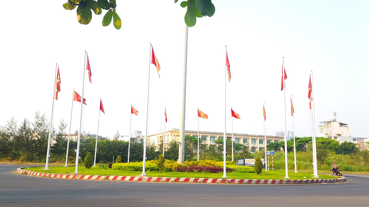 Không khí chào mừng dịp lễ kỷ niệm 30/4 - 1/5 đang lan tỏa khắp phố phường Đà Nẵng