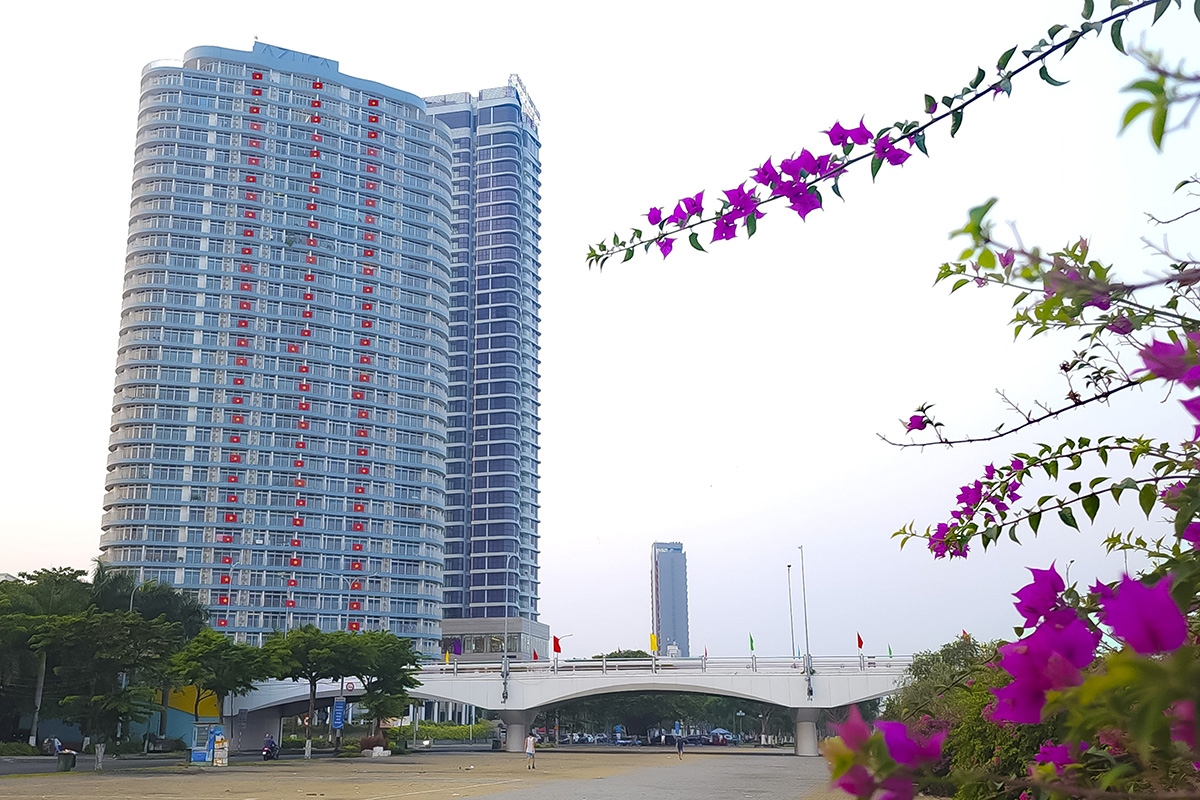Thành phố bình yên khi mặt trời vừa lên toả ánh nắng nhẹ vào các ngôi nhà cao tầng.