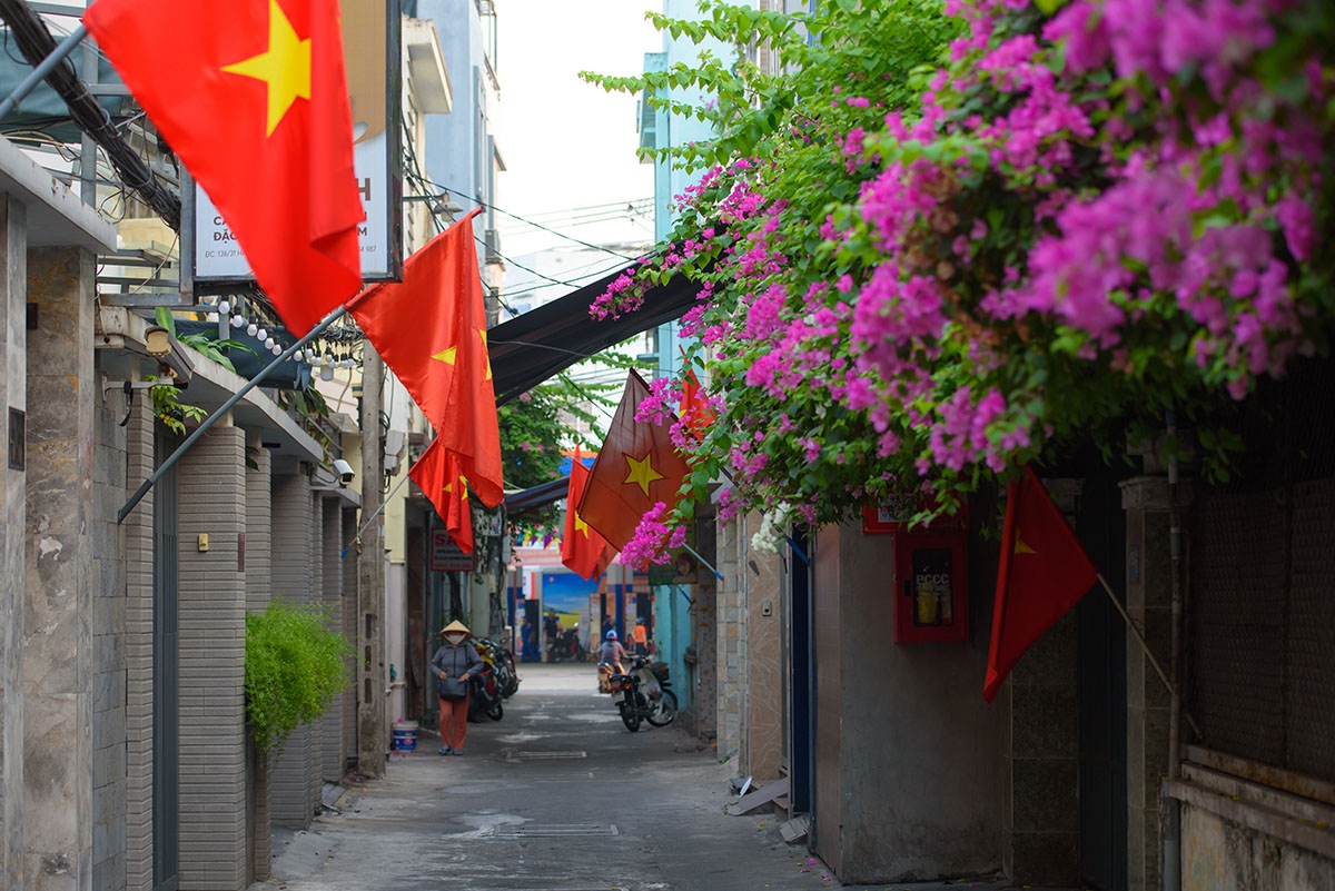 Một con hẻm trên đường Quang Trung cờ hoa rực rỡ